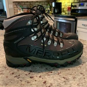 Size 10. Women’s Merrell gore-Tex  boots